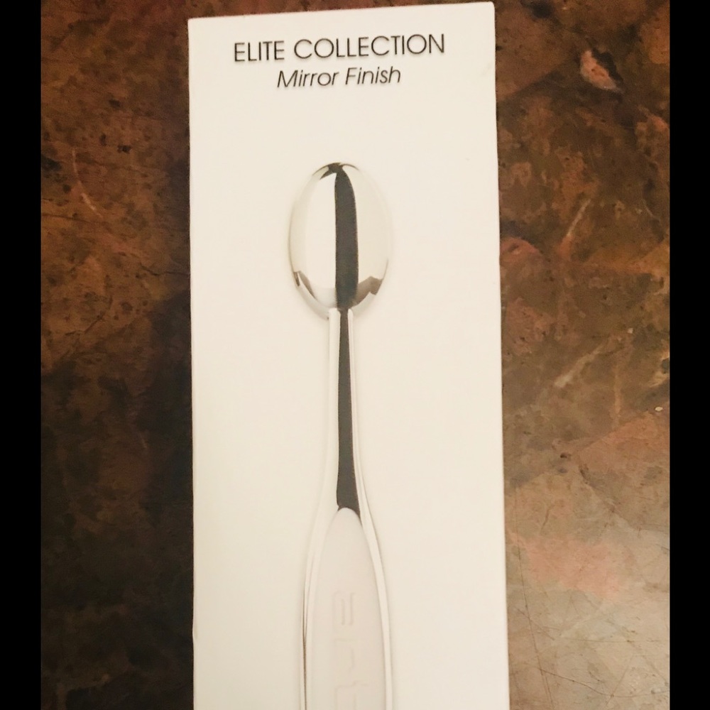 Artís Oval Foundation Brush #6